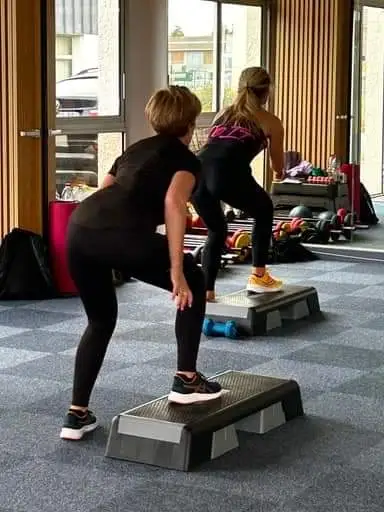 Cours de fitness avec des steps